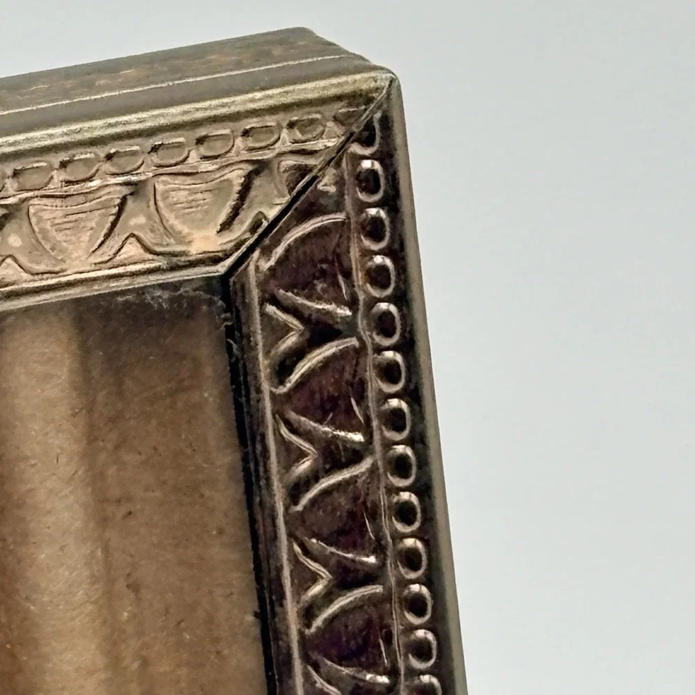 Vintage Metal Picture Frame Glass‎ Easel Gold Tone Ornate Design 5x7